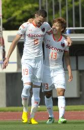 　甲府―大宮　前半、自身２点目のゴールを決め渡辺（右）と喜ぶ大宮・ノバコビッチ＝中銀スタ