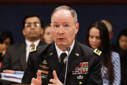18日、米下院情報特別委員会で証言する国家安全保障局(NSA)のアレグザンダー局長(ロイター=共同)