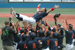 創部以来初めての1部昇格を決め、胴上げされる拓大の北條主将=神宮