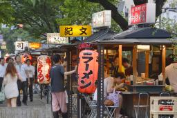 福岡市の繁華街・中洲で営業する屋台=2012年7月
