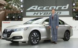 新型セダン「アコード ハイブリッド」の前でポーズをとるホンダの伊東孝紳社長=20日午後、東京都渋谷区