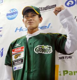 四国アイランドリーグplusの香川オリーブガイナーズに入団したミャンマー人のゾーゾー・ウー投手=20日、高松市