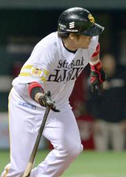 2回ソフトバンク1死三塁、吉村が左前に適時打を放つ=ヤフオクドーム