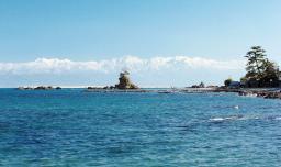 「世界で最も美しい湾クラブ」への加盟が決定した富山湾。奥は立山連峰(富山県提供)