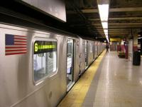 ちょっと壮観かも…「MacBookとiPhoneとキンドルとipodと本、全部見た」