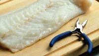 魚の小骨を取り除くにはラジオペンチを使うと簡単