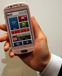 「らくらくスマートフォン」はタッチパネル上のボタンが大きく見やすい＝東京都内で２０１２年５月１６日、種市房子撮影