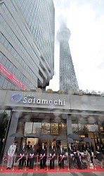 東京スカイツリータウングランドオープンセレモニーでテープカットする王貞治さん(左から3人目)ら=東京都墨田区で2012年5月22日、木葉健二撮影