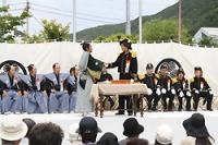 下田条約締結再現劇で握手する幕府方とペリー提督=静岡県下田市で2013年5月19日、扇沢秀明撮影