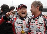 ゴール後、チームメートらと完走をたたえ合うトヨタ自動車の豊田章男社長(左)＝ドイツ北西部のニュルブルクリンクで２０１３年５月２０日、米川直己撮影