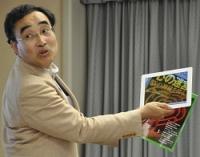 タブレット端末を示しながら、新技術を説明する大塚教授＝鹿児島市の鹿児島大で、２０１３年５月１４日午後６時１６分、垂水友里香撮影