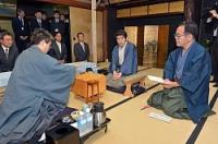 羽生善治王位(左)の封じ手を開封し読み上げる立会人の高橋道雄九段(右)。中央奥は森内俊之名人=大分県日出町の的山荘で2013年5月22日午前9時、野田武撮影