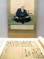 黒田官兵衛（写真奥・肖像画）が長男の長政宛てに書き送った書状＝福岡市早良区の市博物館で２０１３年５月２１日、青木絵美撮影