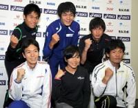 世界選手権に向けて意気込む女子マラソン代表の野口（前列中央）と、男子代表の５人（左下から時計回りに藤原、川内、堀端、中本、前田）＝東京都北区で２０１３年５月２１日午後１時３４分、田原和宏撮影