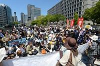大阪市役所前で橋下徹・大阪市長の従軍慰安婦発言に抗議する集会を開く人たち＝大阪市北区で２０１３年５月２４日午前１０時３７分、小松雄介撮影