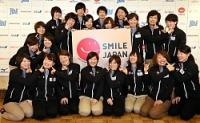 逆境にめげない笑顔が印象的なアイスホッケー女子日本代表。中村亜実選手は前列左から2人目、坂上智子選手は同右から2人目=東京都内のホテルで2013年3月、貝塚太一撮影