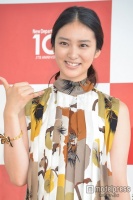 武井咲、夏らしいリゾートコーデを披露　ハワイ撮影の裏話を語る