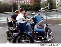 演奏しながら高速道路を疾走、ロシア人バンドの“特別ステージ”が話題に。