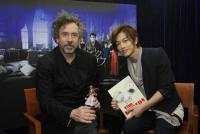 バートン監督が佐藤健を大絶賛、剣心フィギュアプレゼントにご満悦。