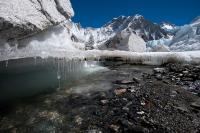 ネパール北東部のクーンブ(Khumbu)氷河。氷が溶けて水が溜まっている。<br /><br />Photograph by Alex Treadway, National Geographic