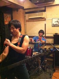 「CD売れるから僕らも捕まえて」　『金正日、万歳！』歌う韓国バンド