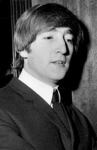 ジョン・レノンの“歯”、オークションにて31,200ドルで落札！