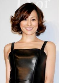 米倉涼子、セクシーなレザー衣装で報道陣魅了「夜の銀座、得意なんです」
