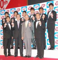 「リポD」50周年　王貞治氏ら豪華歴代CMキャラ10人で「ファイト一発！」