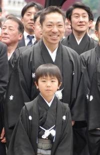 香川照之、自由奔放な息子にタジタジ　亀治郎らと浅草お練り
