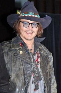 ジョニー・デップ、日本の母親たち労う「ハッピーマザーズデイ！」