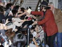 ジョニー・デップ来日！　成田空港で27分間のファンサービス