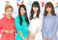 板野友美＆フレンチ・キス、おしゃれなレインスタイルを披露