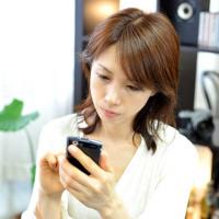 スマホ利用時の姿勢には要注意。気付かぬうちに姿勢が悪くなっている人も多いのでは？
