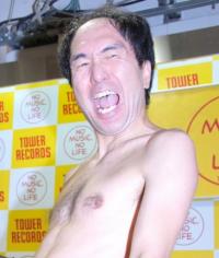 エガちゃん、イベントで大暴走　下半身丸出しでファンから胴上げ