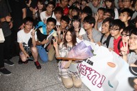人気女性シンガーのYUIがライブ開催、熱烈ファンに集合写真サービス！―香港