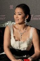 コン・リーが13歳下フランス人カメラマンと同居、天安門キスも同じ相手！―中国