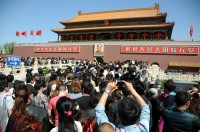 18日、中国を代表する世界遺産の故宮博物院(北京市)で初めて正式に全面禁煙が実施され、違反した職員や注意を無視した観光客には厳しい処分が科せられることになった。写真は2013年5月、メーデーの連休中に故宮博物院への入場待ちをする観光客たち。(Record China)
