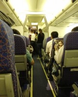 20日、広東省広州市の白雲空港で、八つ当たりで航空機の離陸が遅れる事件が起きた。豪雨で搭乗予定便が欠航になった乗客がかんしゃくを起こし、別の便の搭乗を妨害したことが原因だ。写真は問題のCZ3367便。先に乗り込んで機内で待たされた乗客たち。(Record China)