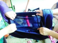 22日、揚子晩報は記事「河北省の高校が配布した制服は下着が透けて見える、学校側は涼しいと主張」を掲載した。配布された女子生徒からは恥ずかしいとの声が上がっている。写真は問題の制服。(Record China)