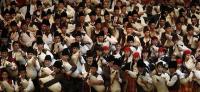 ５月１６日、ブルガリアの首都ソフィアで１６日、市民ら３３３人が集まり、民族楽器バグパイプの演奏を披露した（２０１２年　ロイター／Stoyan Nenov）