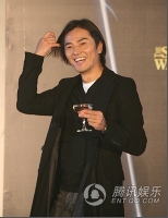 【華流】イーキン・チェン、コンサートステージで恋人に感謝