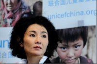 【華流】マギー・チャン、児童施設を訪問しキスやハグをプレゼント