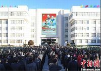 チベット政府外壁に毛沢東・トウ小平・江沢民・胡錦濤の巨大肖像