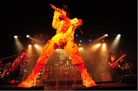 ラルク、久々のライヴハウス公演で熱唱　背中から客席にダイヴも