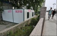 江蘇省南京市内に15日「コンテナ式住居」が出現して、通行人の目を引いた。1日6元（約76．35日本円）の家賃で、「10人まで住める」という。<br>【関連写真】<br>・<a href="http://news.searchina.ne.jp/disp.cgi?y=2012&d=0502&f=national_0502_046.shtml&pt=large">モノは言いよう…宇宙イメージした宿泊施設が人気＝西安</a>（2012/05/02）<br>・<a href="http://news.searchina.ne.jp/disp.cgi?y=2010&d=1203&f=national_1203_082.shtml&pt=large">北京に「カタツムリ式住居」出現、湖南から移動（3）</a>（2010/12/03）<br>・<a href="http://news.searchina.ne.jp/disp.cgi?y=2010&d=0817&f=national_0817_132.shtml&pt=large">北京のカプセル・マンション、今度は「夫婦向け、ダブルベッド版」</a>（2010/08/17）<br>"(サーチナ＆CNSPHOTO)