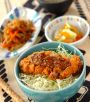ボリューム満点チキンカツは特製ゴマみそソースで! 野菜もたっぷり使って野菜不足解消!