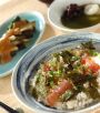 カツオを漬けにして手ごね寿司に! 汁は豆腐を崩しながら加えるのがポイント!