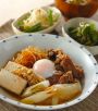 甘辛味の肉豆腐は、温泉卵をからめて召し上がれ! 副菜にも野菜をたっぷり入れて野菜不足解消!
