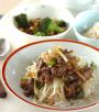 メインは肉と野菜が同時にとれる栄養満点な一皿! スープはみそとチーズの組み合わせが新鮮!