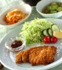 トンカツは肉を叩いて柔らかくするのがポイント。ソラ豆はじっくり味を含ませるのがおいしさの秘訣。